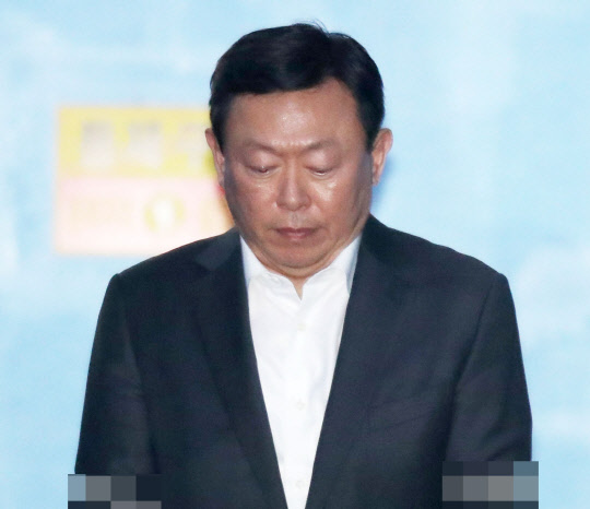 호송차로 향하는 신동빈  국정농단 사건과 관련 뇌물공여 혐의로 1심에서 징역 2년6개월 실형을 받고 법정구속된 신동빈 롯데그룹 회장이 13일 오후 서울 서초구 서울중앙지방법원에서 호송차로 향하고 있다.  2018.2.13
